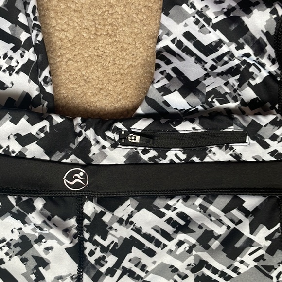 FIT IN leggings, With Pockets, Size small can fit a medium though, Barely worn. - Picture 3 of 7